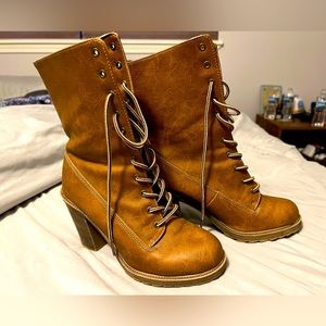 Super cute Mudd boots Size 8.5 Very good condition, big chunky heel